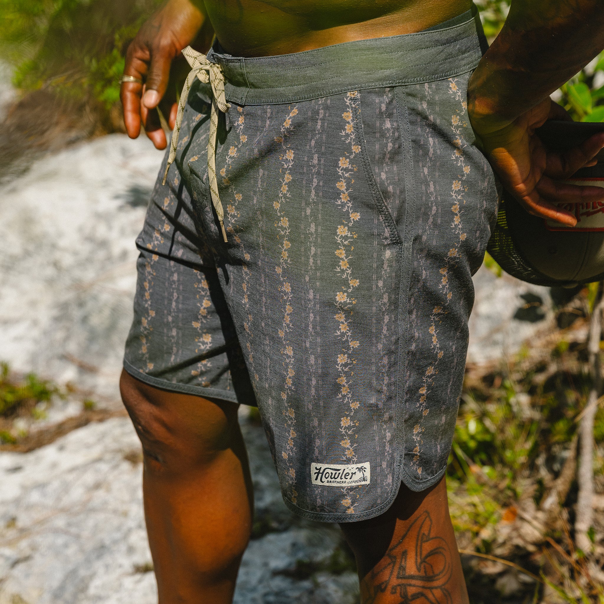 Bruja Boardshorts 18.5" - Hibiscus Ribbons : Antique Black - Image 2